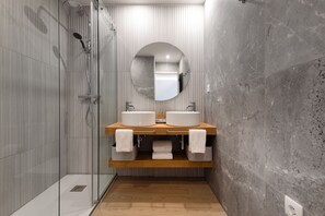 Shower, hair dryer, towels - Charming Studio for 4 in Historical Center (Oporto)