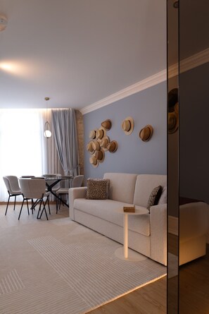 TV - Charming Studio for 4 in Historical Center (Oporto)
