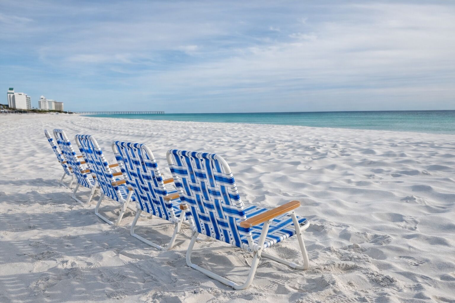 En la playa, camastros y toallas de playa 