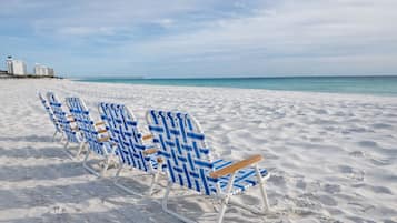 En la playa, camastros y toallas de playa