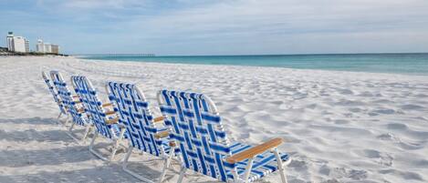Aan het strand, ligstoelen aan het strand, strandlakens