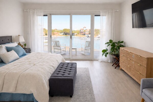 2 slaapkamers, een bureau, een strijkplank/strijkijzer, reisbedje
