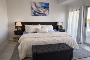 2 slaapkamers, een bureau, een strijkplank/strijkijzer, reisbedje
