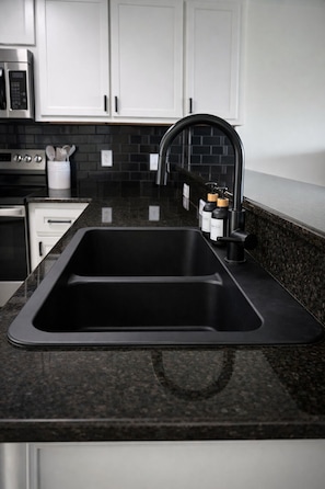 Wasserkocher mit Kaffee-/Teezubehör, Kühlschrank, Mikrowelle, Ofen