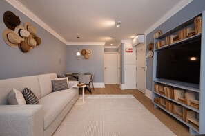 TV - Modern Studio for 4 in Historical Center (Oporto)