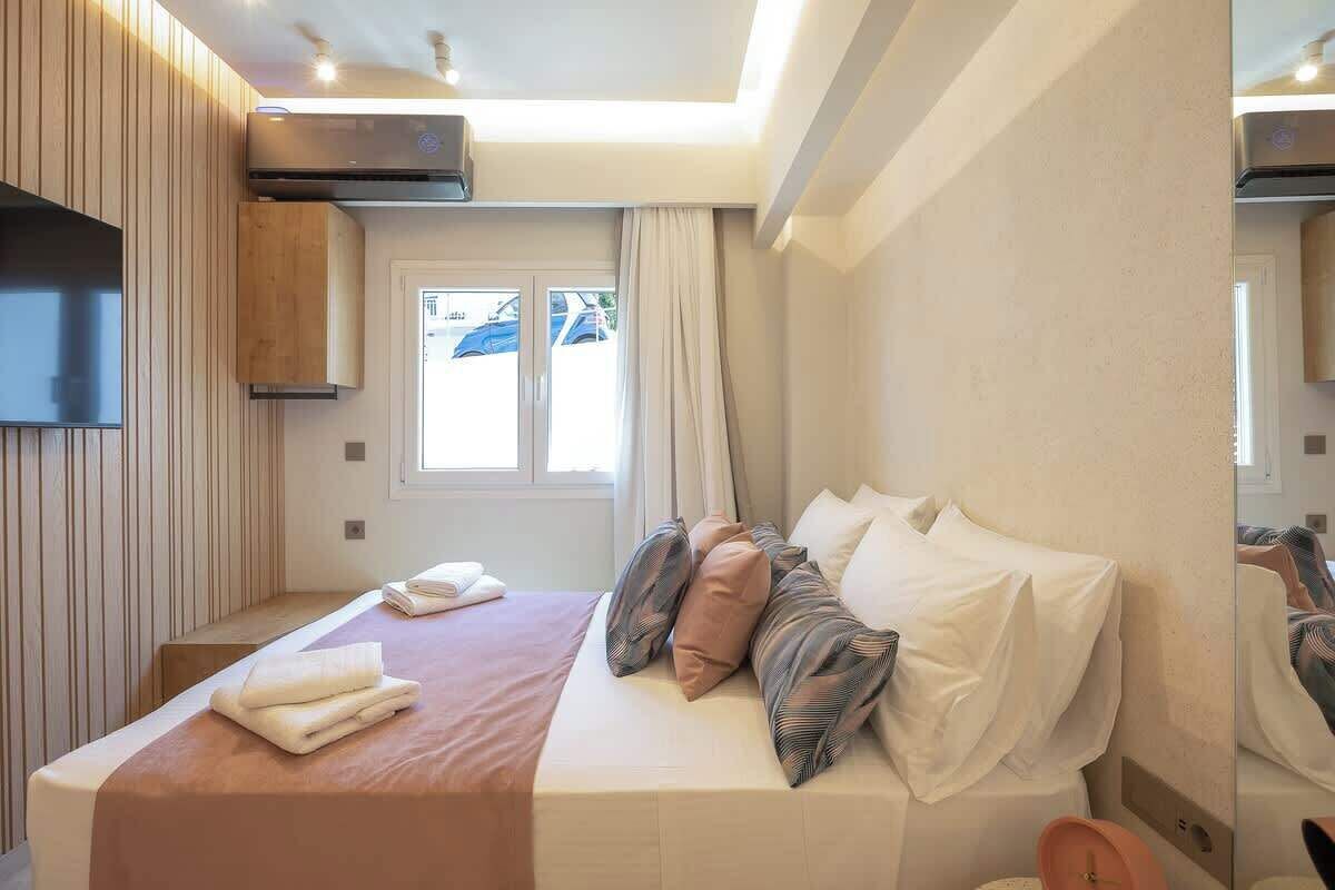 Tabla de planchar con plancha, wifi, ropa de cama
