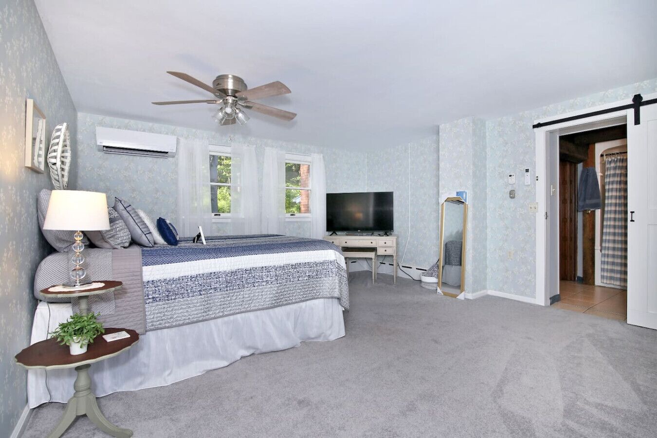 Desk, iron/ironing board, WiFi, bed sheets