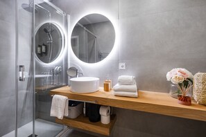 Shower, hair dryer, towels - Riberia Social Living for 8 (Oporto)