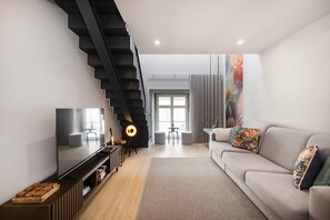 TV - Riberia Social Living for 8 (Oporto)