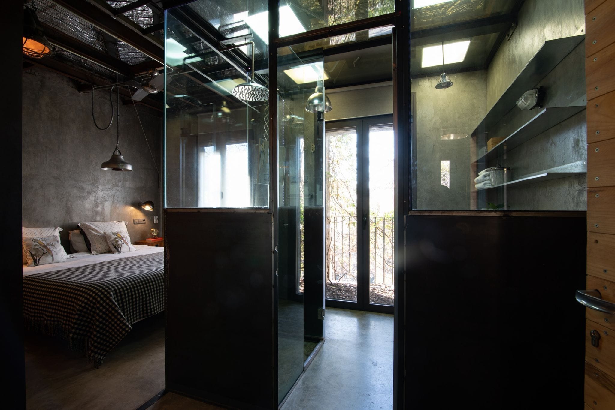 Tabla de planchar con plancha, cuna de viaje, wifi y ropa de cama