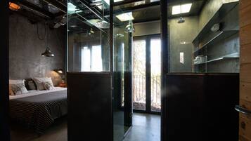 Tabla de planchar con plancha, cuna de viaje, wifi y ropa de cama