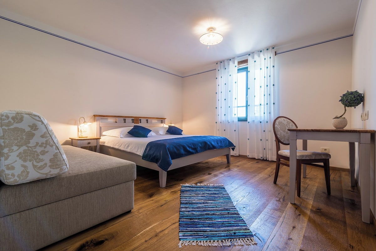 Dobbeltrom – superior, 1 queensize-seng, terrasse | Skrivebord, blendingsgardiner, wi-fi (inkludert) og sengetøy