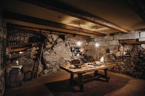 Déjeuner et dîner servis sur place, vue sur le jardin 