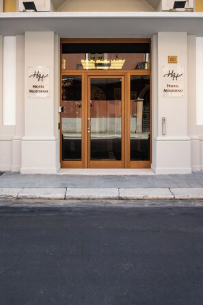 Front of property - Hotel Moderno (Bari)