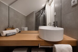 Shower, hair dryer, towels - Comfy 3BR Duplex in Historical Center (Oporto)