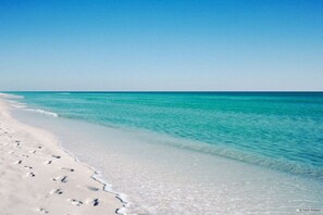 Beach nearby - Coastal Beach Retreat | Pool, Gym & Balcony Views (Destin)
