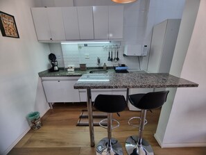 Fridge, microwave, stovetop, coffee/tea maker - Studio 325 Teresópolis - Best Location.  WATERFALLS AND GASTRONOMY (Teresópolis)