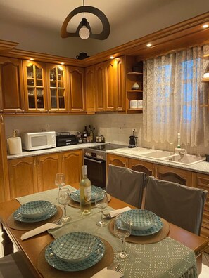 Microwave, oven, stovetop - Deppy's House (Naousa)