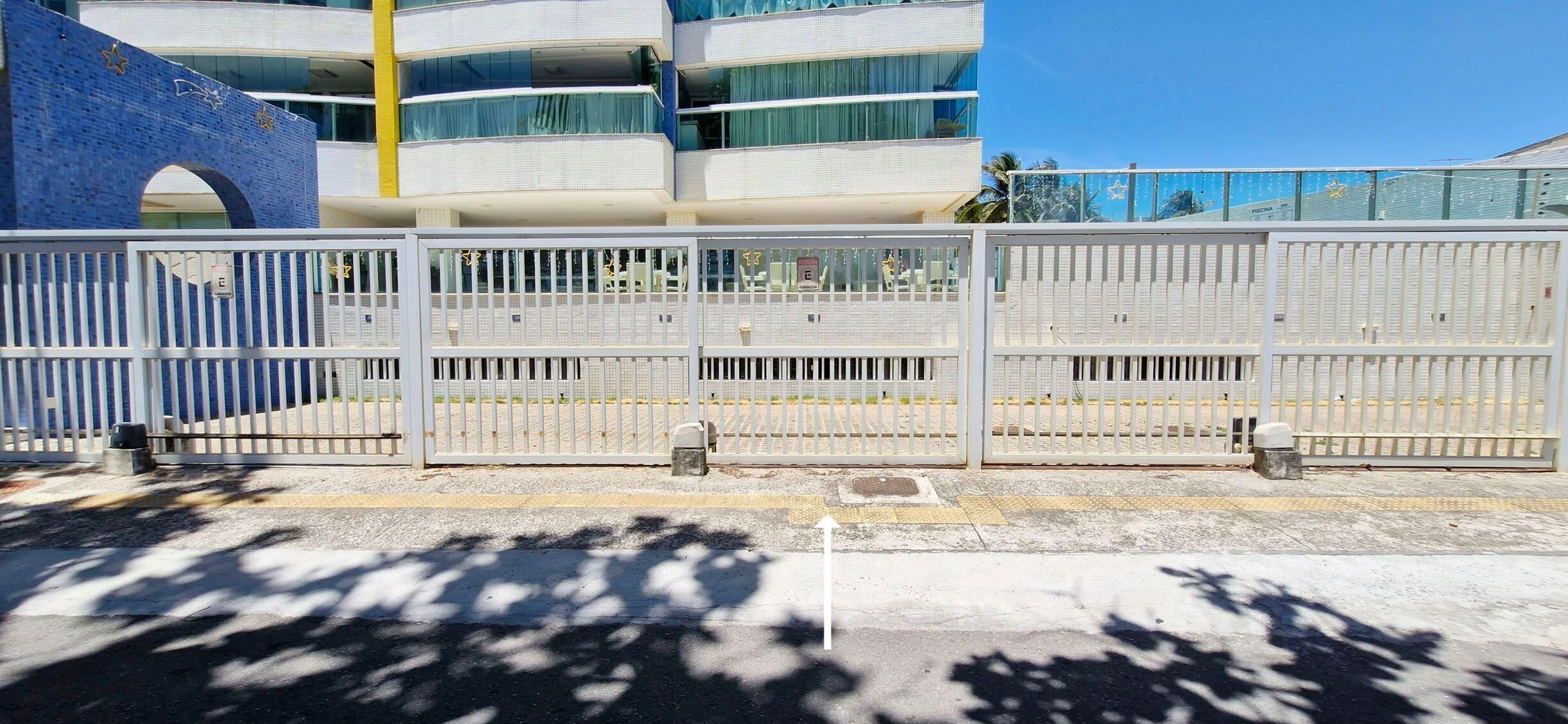 Uma área cercada com uma parede azul e uma cerca branca.
