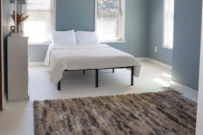 4 bedrooms, iron/ironing board, WiFi, bed sheets - Perfect Family Getaway: 4-Bedroom Home in the Country (Lowell)