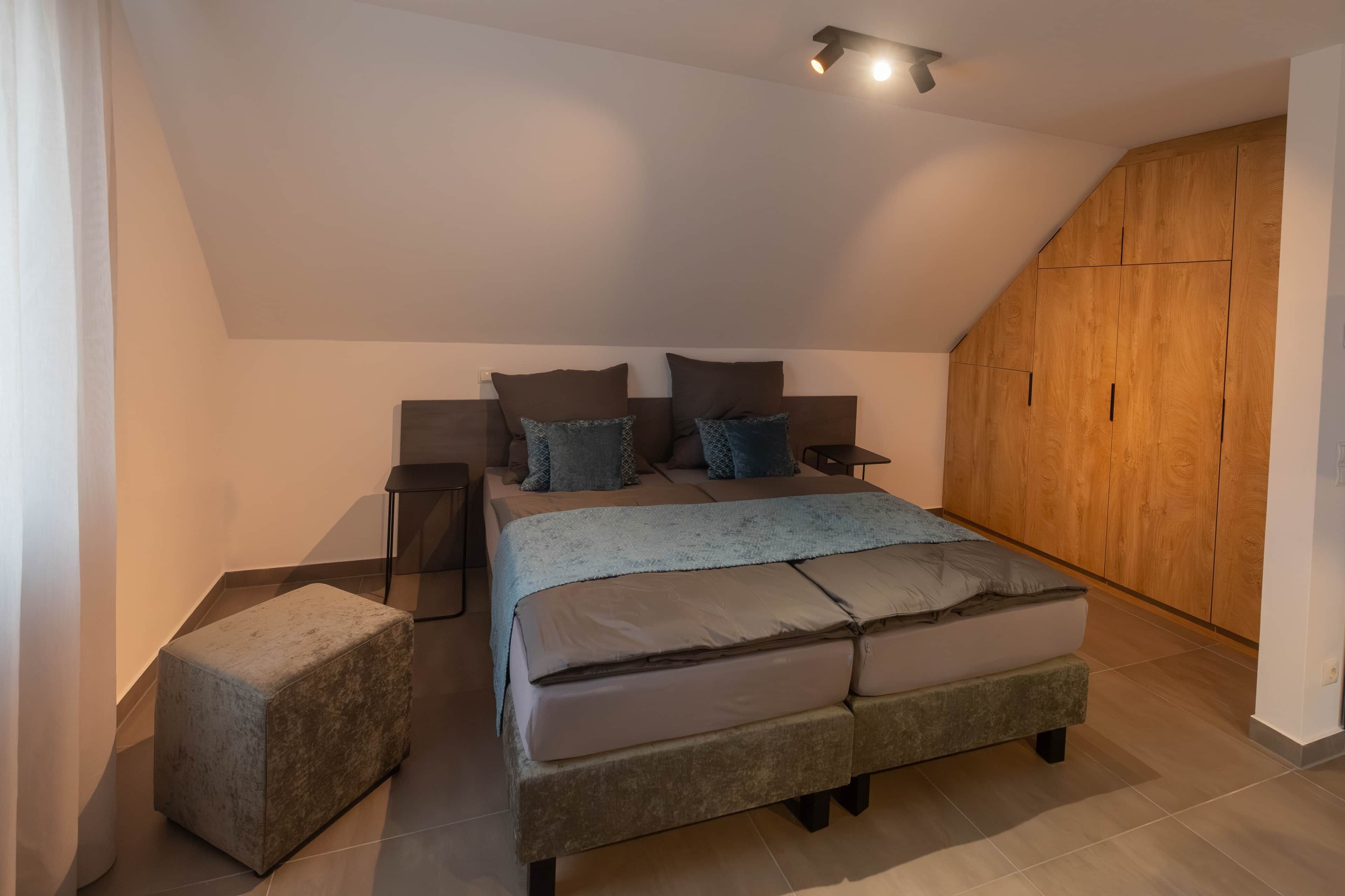 2 habitaciones, tabla de planchar con plancha, wifi y ropa de cama 