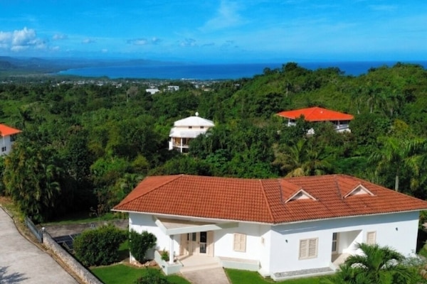 Aerial view of Villa Mar y Sol with ocean views and tropical surroundings