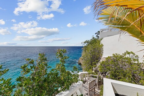 Sunset House, Coral Estate