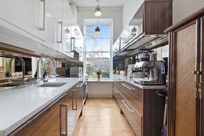 Fridge, microwave, oven, stovetop - Compton Terrace N1 🚇 Highbury and Islignton (London)