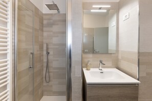 Shower, hair dryer, towels - Casa Rorò: Your Home in the Tuscan Countryside, Just Ten Minutes from the Sea (Casale Marittimo)