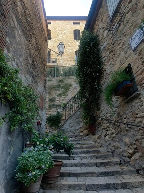 A narrow stone staircase leading up to a building with a sign that reads 'Via Artur Tubin.' - Casa Rorò: Your Home in the Tuscan Countryside, Just Ten Minutes from the Sea (Casale Marittimo)