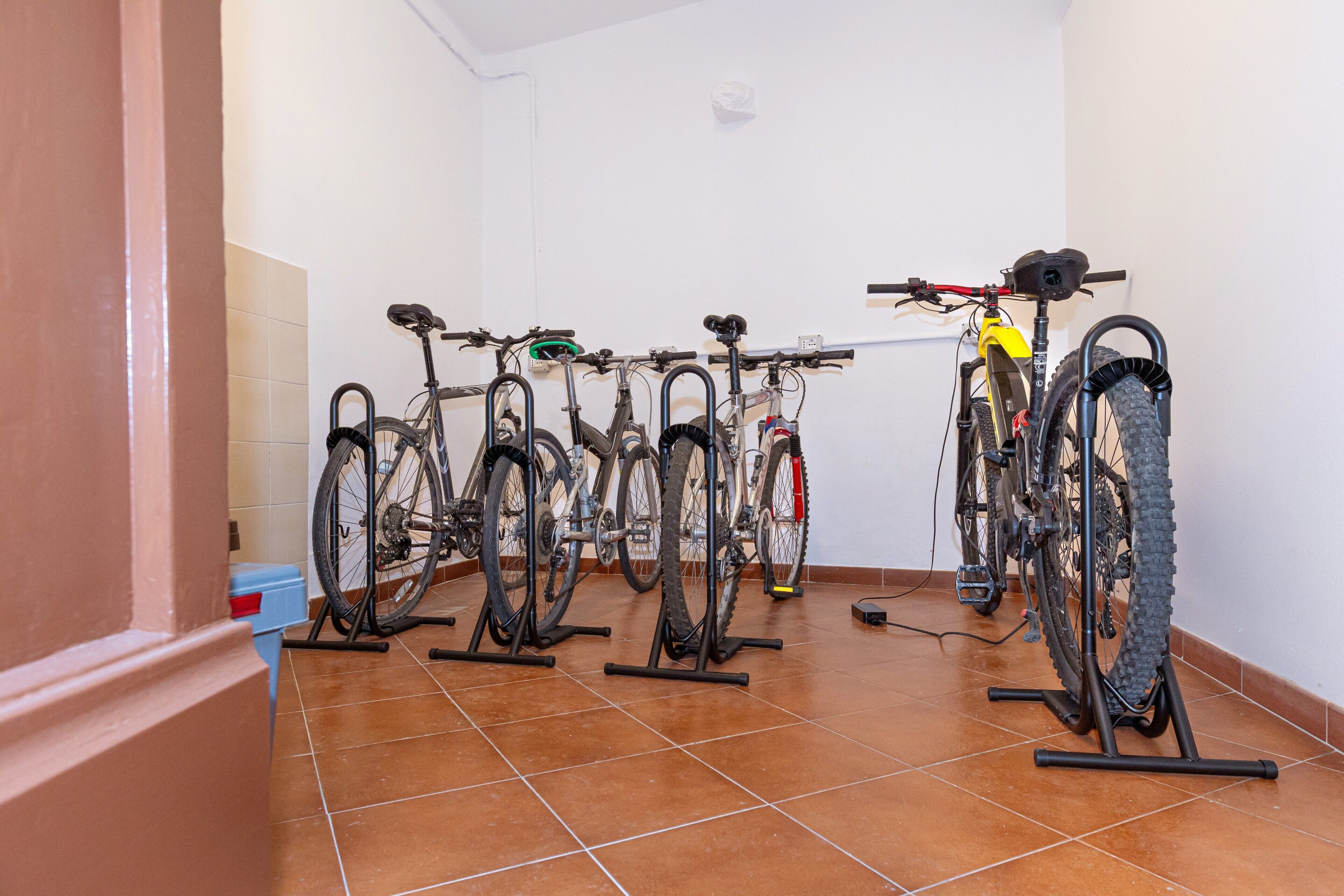 Una habitación con suelo de baldosas, paredes blancas y un marco de puerta.