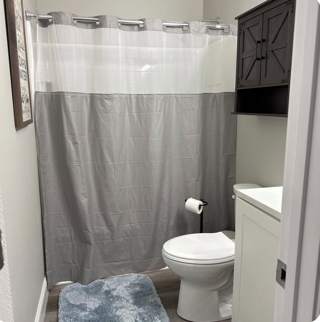 Asciugamani, shampoo, carta igienica