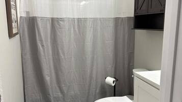 Haartrockner, Handtücher, Shampoo, Toilettenpapier