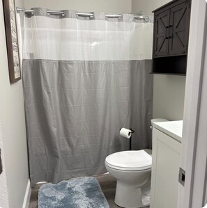 Asciugamani, shampoo, carta igienica