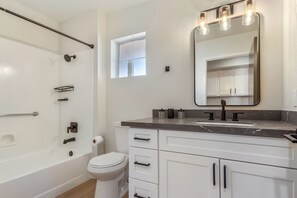 Towels, toilet paper - Relax and play at Villa Ridge (Las Vegas)