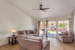 Interior - Relax and play at Villa Ridge (Las Vegas)