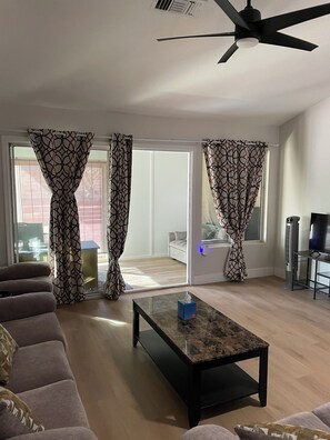Smart TV, computer monitors - Relax and play at Villa Ridge (Las Vegas)