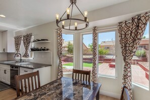 Fridge, microwave, oven, stovetop - Relax and play at Villa Ridge (Las Vegas)
