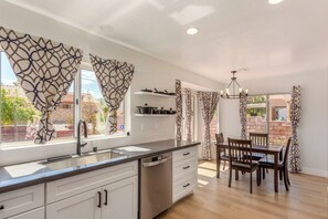 Fridge, microwave, oven, stovetop - Relax and play at Villa Ridge (Las Vegas)