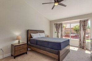 3 bedrooms, desk, iron/ironing board, bed sheets - Relax and play at Villa Ridge (Las Vegas)