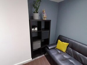 Living area - 1-bed Apartment Near Coventry Hospital (Coventry)