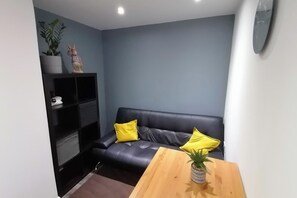 Living area - 1-bed Apartment Near Coventry Hospital (Coventry)