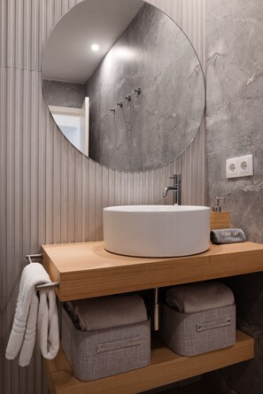 Shower, hair dryer, towels - Sweet Studio for 4 in Historical Center (Oporto)