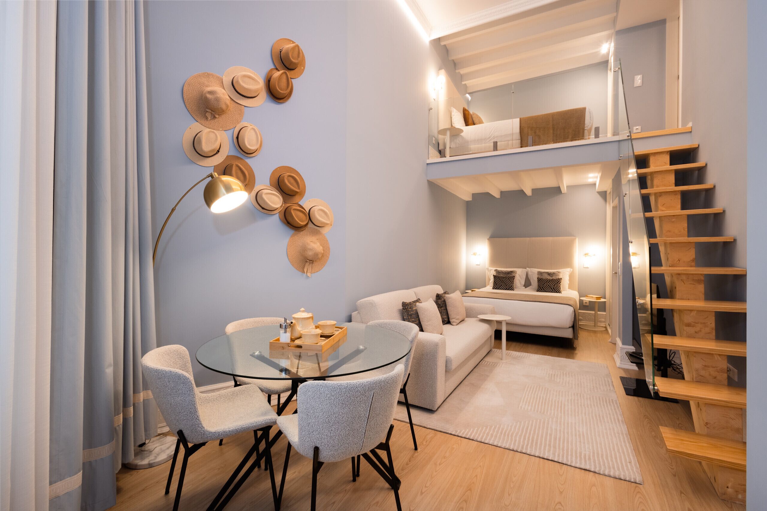 Tabla de planchar con plancha, wifi gratis y ropa de cama 