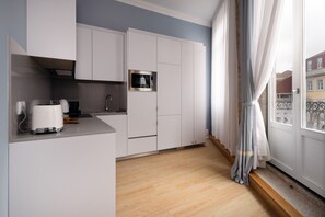 Kühlschrank, Mikrowelle, Ofen, Wasserkocher mit Kaffee-/Teezubehör