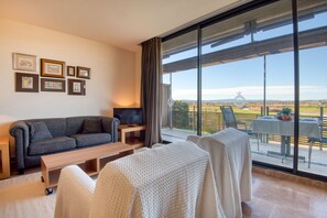 TV - GUALTA GOLF: Charming apartment located within the Empordà Golf of Gualta. (Gualta)