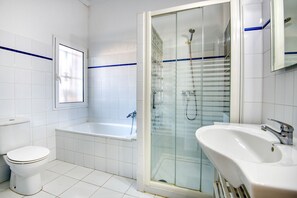 Shower, towels - MIRAVETTE: Cozy house in L’Escala near the harbor (L'Escala)