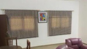 A room with a dining table, chairs, a sofa, a ceiling fan, and a framed picture on the wall. - Apartment 100m from the beach (Aného)