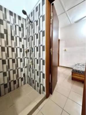 Serviettes fournies, savon, papier toilette