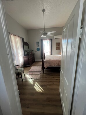 1 habitación, escritorio, tabla de planchar con plancha y wifi gratis 